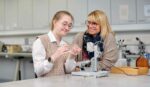 Ausbildung zur Augenoptikerin im BTZ Osnabrück mit Meisterin an der Bohrmaschine.