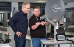 Informationselektroniker erklärt Satellitenschüssel im BTZ Osnabrück.