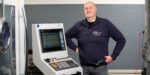 Feinwerk Mechaniker Meister am BTZ Osnabrück vor einer CNC-Fräse.