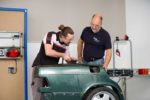 Karosseriebau Meister erklärt Auszubildenden Säge Technik im BTZ Osnabrück.