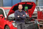 Kfz Meister im BTZ Osnabrück vor einem Audi A1.