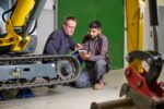 Land- und Baumaschinenmechatroniker Meister am BTZ Osnabrück erklärt Elektrik.