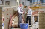 Maurer Meister erklärt Azubi die Ausbildung in Osnabrück.