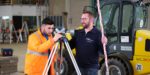 Straßenbau Azubi lernt mit Meister im BTZ Osnabrück Vermessungstechnik.