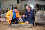Ausbildung Straßenbauer im BTZ Osnabrück: Azubi mit Meister beim Verlegen von Kantsteinen.