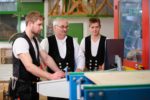 Ausbildung Zimmerleute im BTZ Osnabrück an der Abbundmaschine.